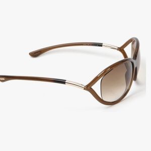 Tom Ford Jennifer Sunglasses. Tf8 692 Brown gradient lenses with gold hardware